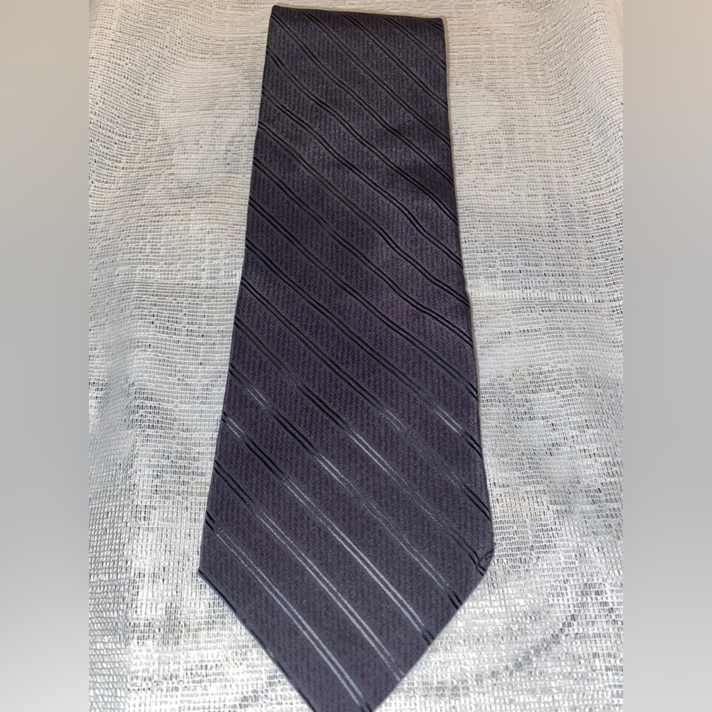 Van Heusen Gray/Black diagonal stripe tie